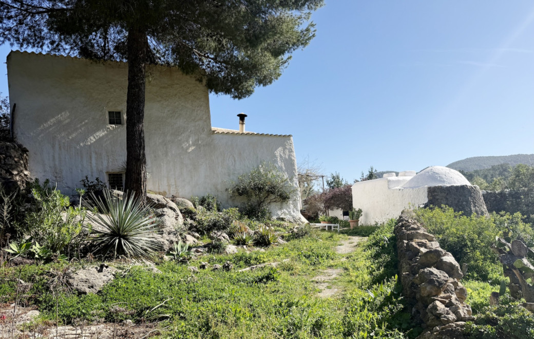 500-year-old Ibicenco finca with vintage interiors