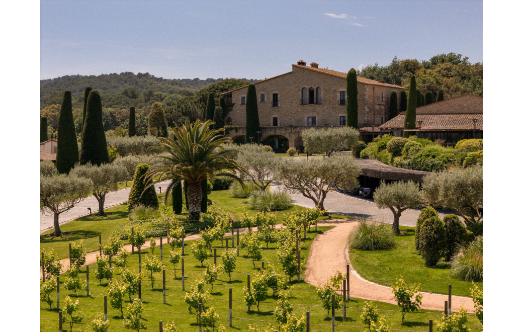 Mas de Torrent — Catalan country hotel with pool for wellness retreats