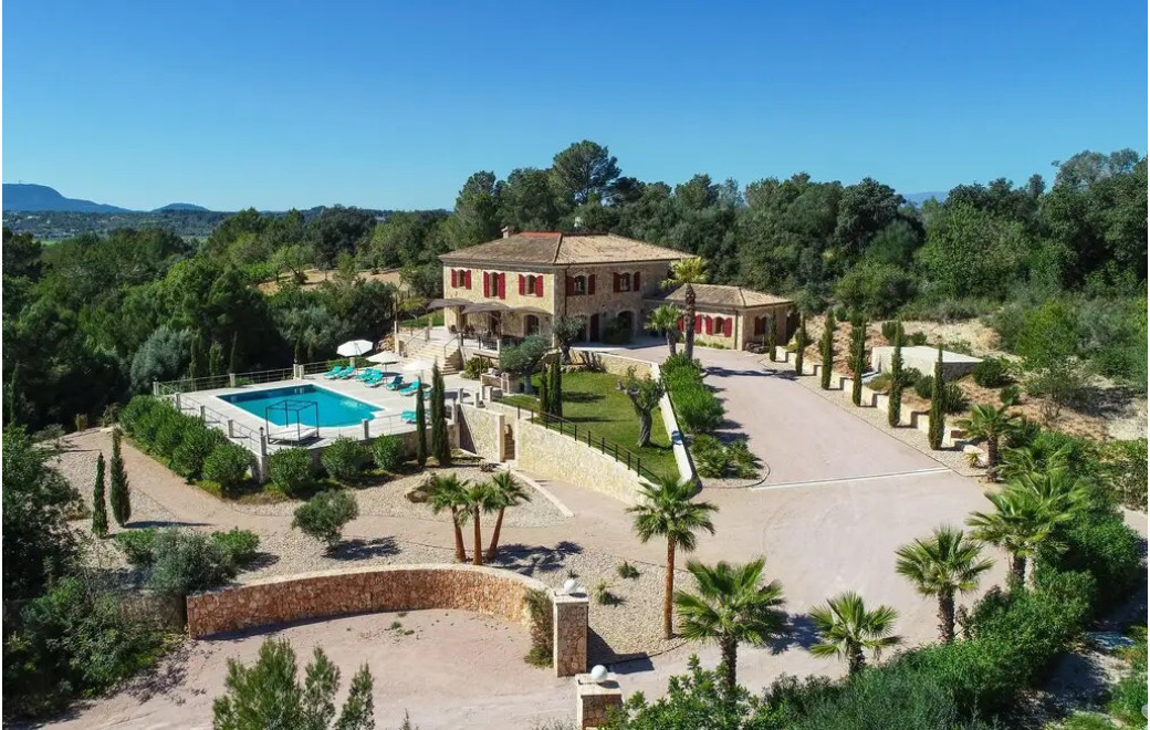 Finca with gardens and clastra